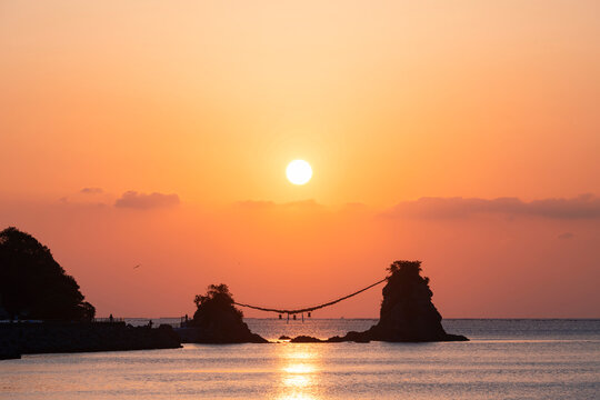 初日の出の名所・夫婦岩、大しめ縄を張り替えライトアップ 大分県佐伯市の豊後二見ヶ浦：地域ニュース : 読売新聞