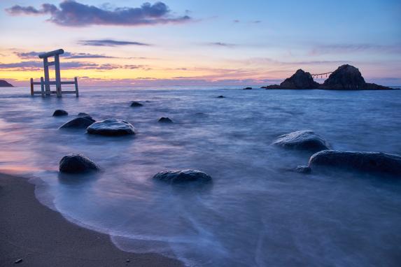 10月〜1月は、夫婦岩から月の出伊勢市2025ニッポン旅マガジン