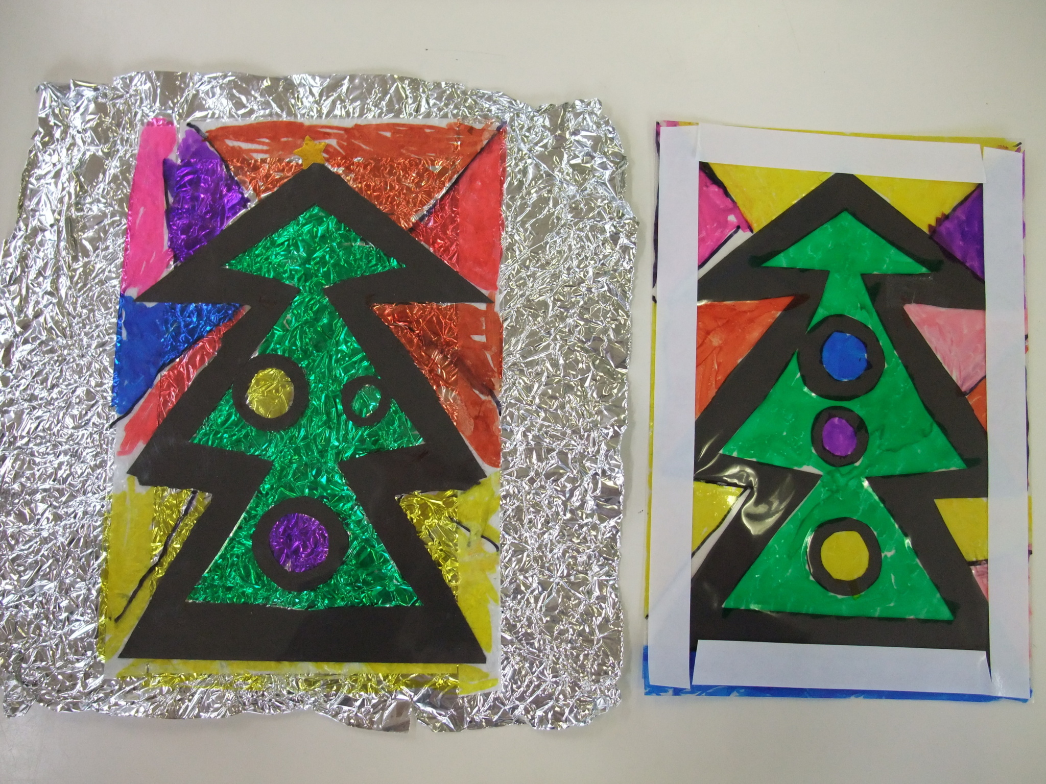 今日ご紹介するのは 『ステンドグラス風飾り』 . ガラス窓に飾ると、光に透けてよりキレイ✨ キラキラロマンチックな窓辺でクリスマスムードも高まりそう！🎄🎅🍪. ✂用意するもの✂ ・画用紙など ・太めのペン ・はさみ ・カラーセロハン ・のり . ✋作り方✋ ①ペンで