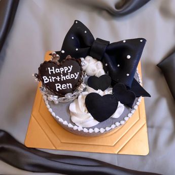 推しケーキ オーダー受付 クレイケーキ センイルケーキ 推し色 推し活 韓国 フルオーダーでお作りいたしました ෆ推しෆクレイケーキ🎂直径15cm。 オリジナリティ溢れる素敵なデザインでオーダー頂きありがとうございました！ 素敵な1日となりますことを心よりお祈り