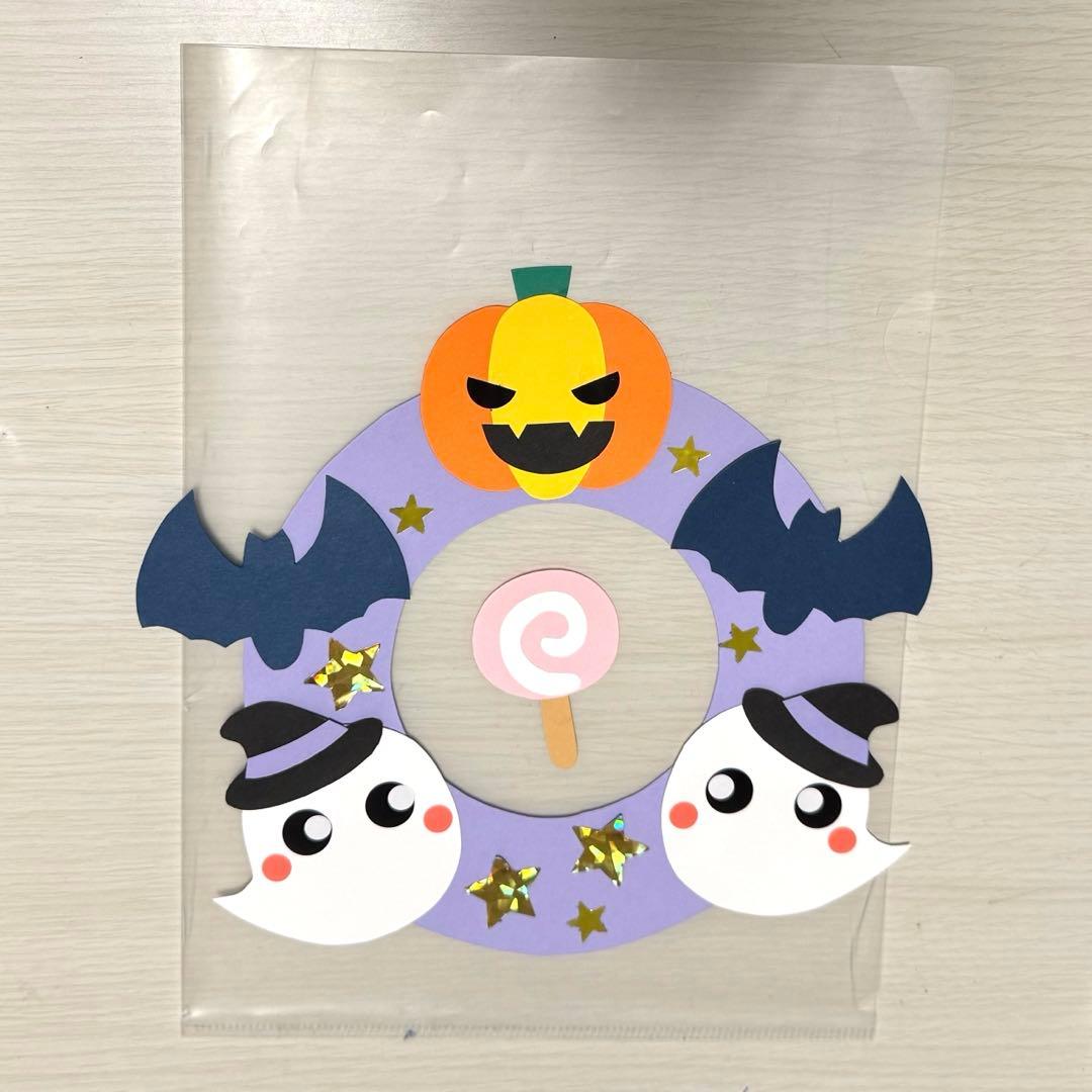 @hoikore_official ⇦知って得する！保育のネタ帳, ＼今回の製作はこちら , 顔はめパネルでも可愛い♪, ハロウィンリース👻,簡単度★5.0, 行事度★5.0, ＼この製作はこんな先生におすすめ , ●ハロウィン製作をしたい先生, ●簡単なリースの飾りを作りたい先生,●保育室がにぎやかになる製作を考えている先生, ✂️必要なもの✂️, 画用紙紙皿新聞紙, ひも