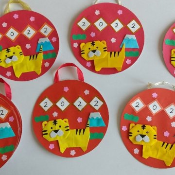 無料ダウンロード型紙で「お正月 鯛」の壁面飾りを作ってみた！ たい 魚 縁起 １月 冬 春 保育 幼稚園 壁面装飾 製作壁面飾り型紙工房