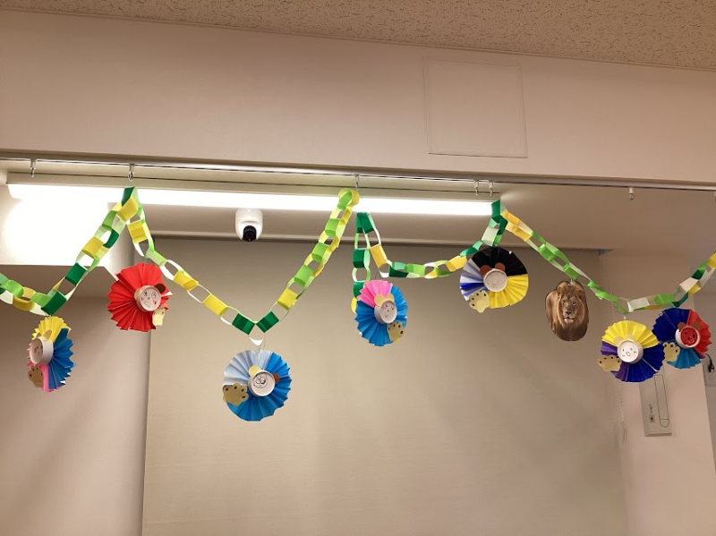 4歳児〜うちわ製作 トイレットペーパーの芯やストローをタコのようにして、絵の具をつけ、色々な色を重ねていきました🎆するときれいな花火の出来上がり😊 夏祭りに色々な花火のうちわを持って踊ります⭐️ 楽しみですね🎵認定子ども園赤坂台幼稚園うちわ製作