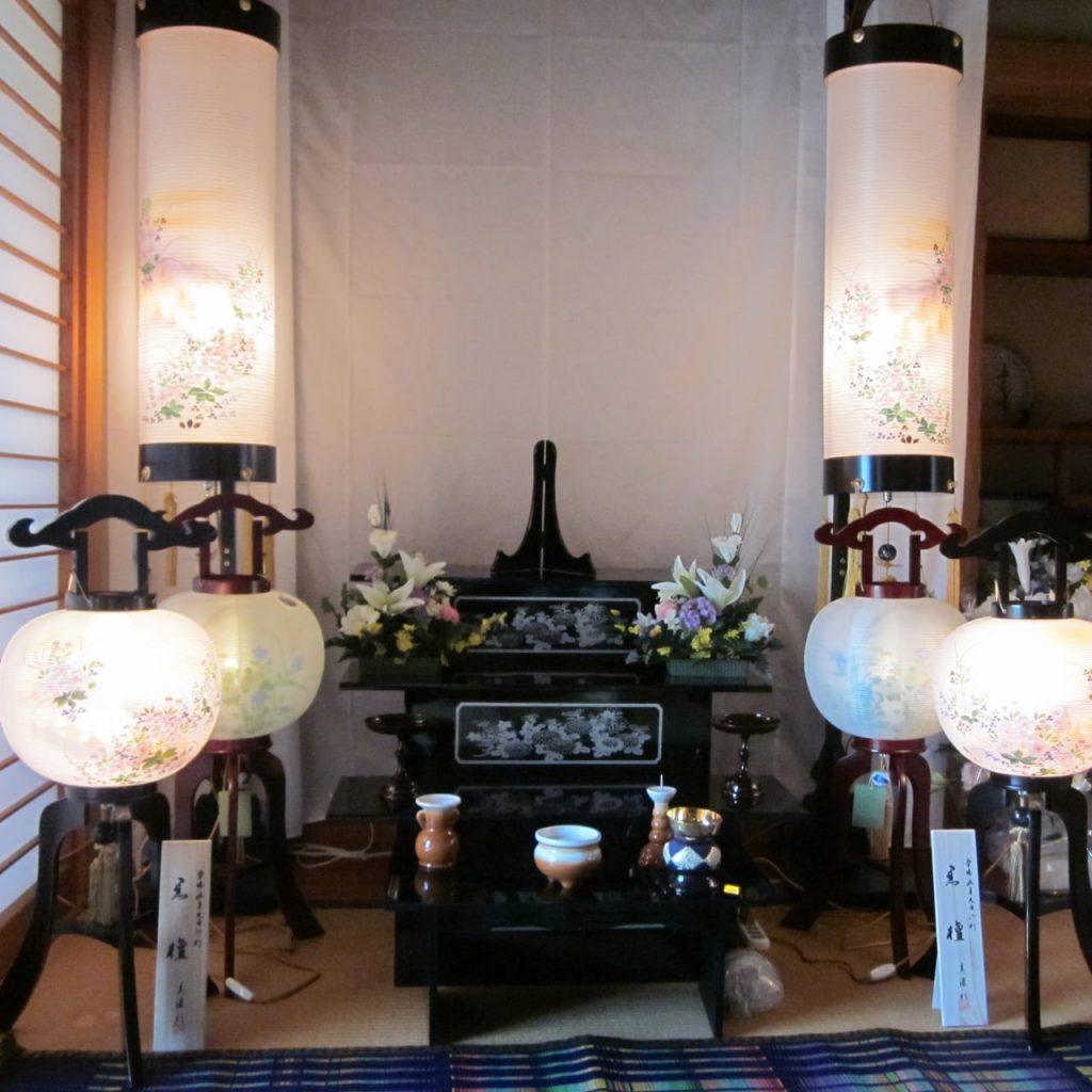 お墓に関するQ&A 何故広島だけ盆灯ろうを立てるの？十和石材