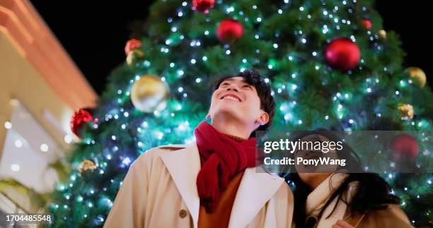 クリスマスにおうちデートをする日本人カップル264293815 の写真素材 - アフロ