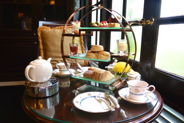 ナプキンは着席してすぐに手に取っちゃダメ？ レストランでのナプキンマナーと折り方ガイド 令嬢のマナーと教養図鑑ダ・ヴィンチWeb