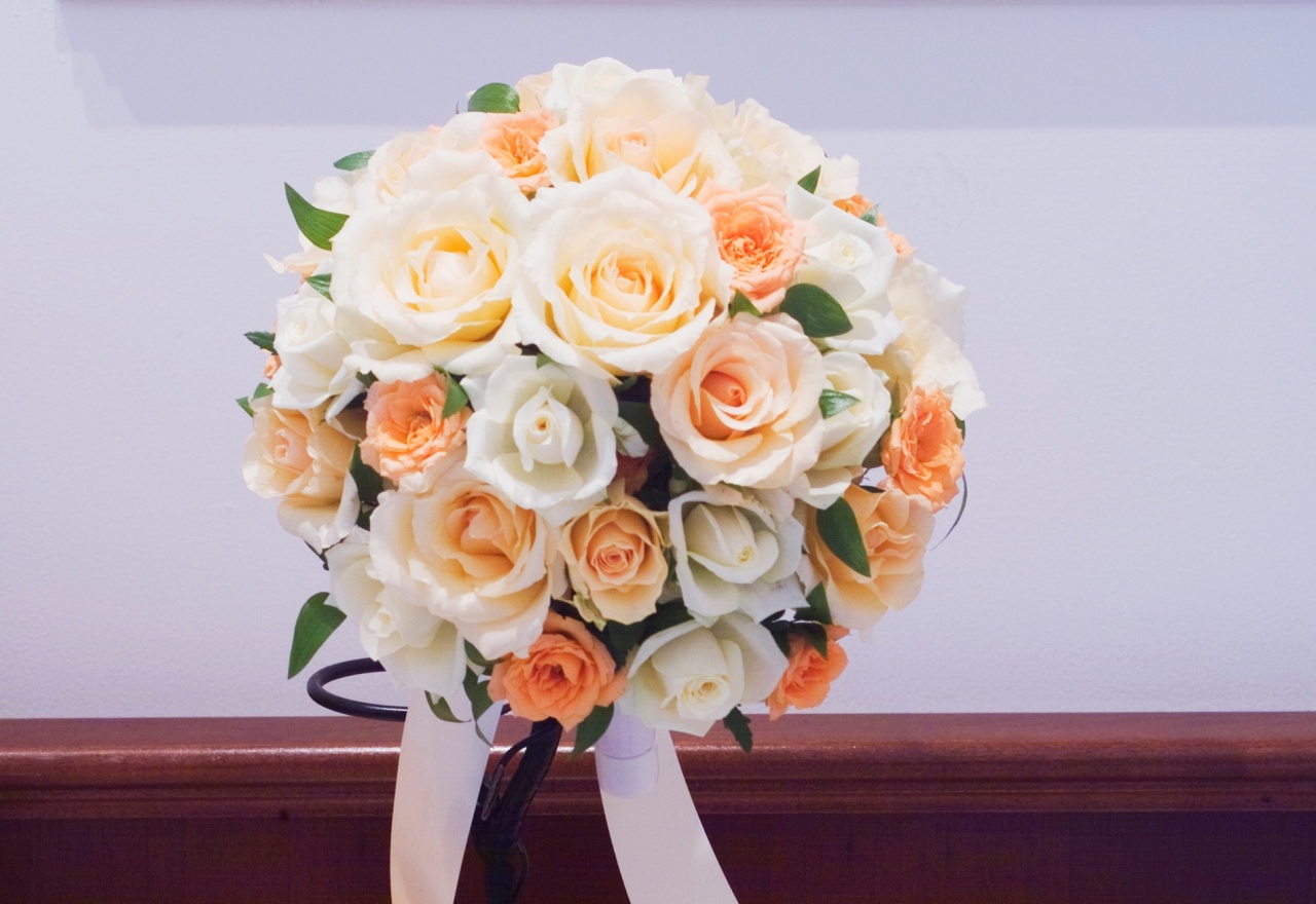 白バラと黄色バラのラウンドブーケ263050フラワーショップ 花次郎 ウェディングブーケ