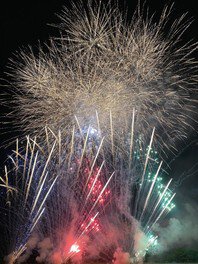 2025 「豊岡柳祭り」の花火大会が本日開催！円山川河川敷で夜景FANマガジン