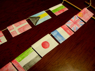 1歳児 運動会万国旗 トイレットペーパーの芯をつかったスタンプ
