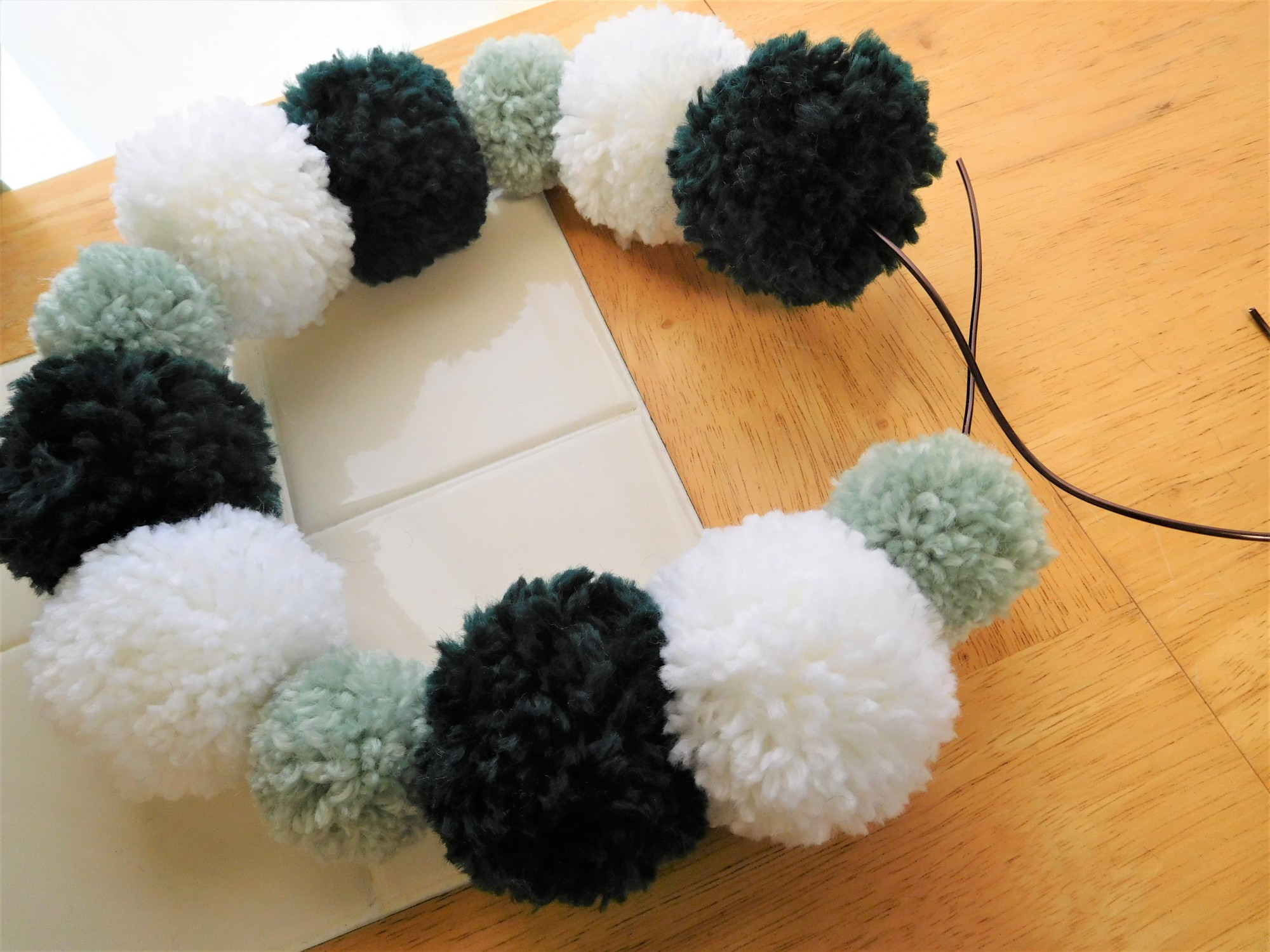 100均の毛糸でクリスマスリースを作り！世界にひとつだけの「ポンポンリース」作り方とデザインまとめ！ -page2Jocee