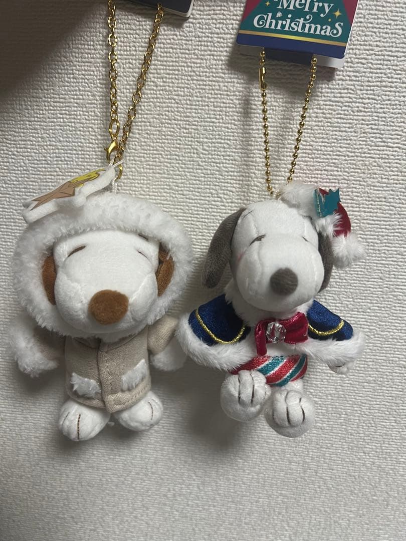 スヌーピーミュージアム24年クリスマス、“もこもこ”グッズやスノードーム作りのワークショップも - ファッションプレス