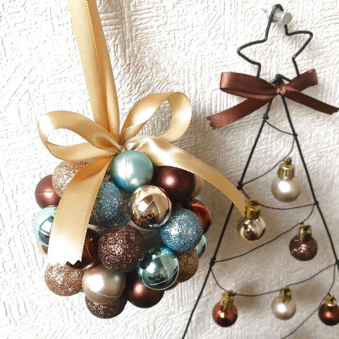 赤いクリスマスオーナメントのセット：イラスト無料