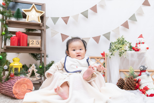 Christmas photo booth🌲 親子での撮影も可愛いー♡ 座って撮影のフォトブース は 〜3歳くらいのお子さんが座ってちょうどよいサイズ感となるように制作しておりますが もちろん親子でもご撮影いただけます♡ 今だけの瞬間を楽しい思い出に残せますように✨ こちらの