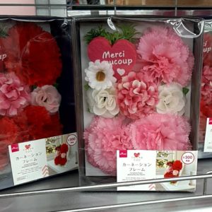 ダイソーのカーネーションで、母の日ラッピング♪プチプラ花コーデ