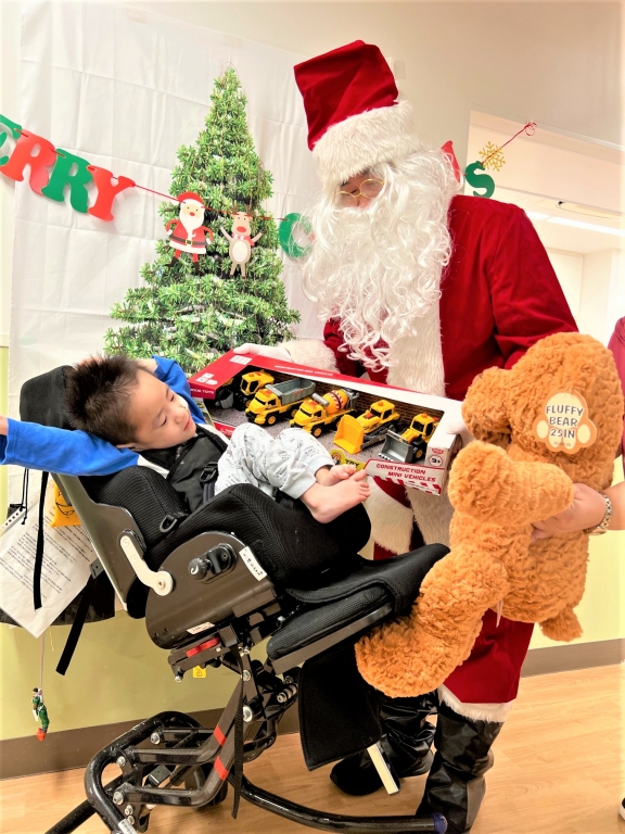 うわっ、本物だ！サンタの人形が大好きなワンコ 実物に会ってビックリ！ – grapeグレイプ