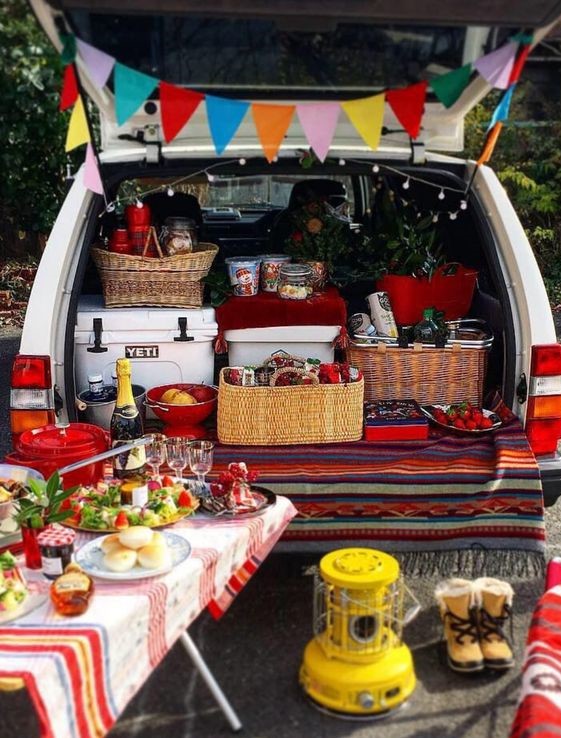 テールゲートパーティーで車のトランクに座って飲んでいる友達無料写真