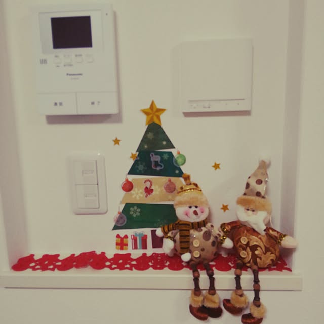 幻のダイソーツリーはこう飾る！先日紹介したダイソーのタペストリーツリー🎄イルミネーションやオーナメントはどうやって飾っているの？という質問がたくさんきまして 😂ちゃんと説明してなくてごめんなさい💦前紹介した投稿はこれ↓ダイソーの