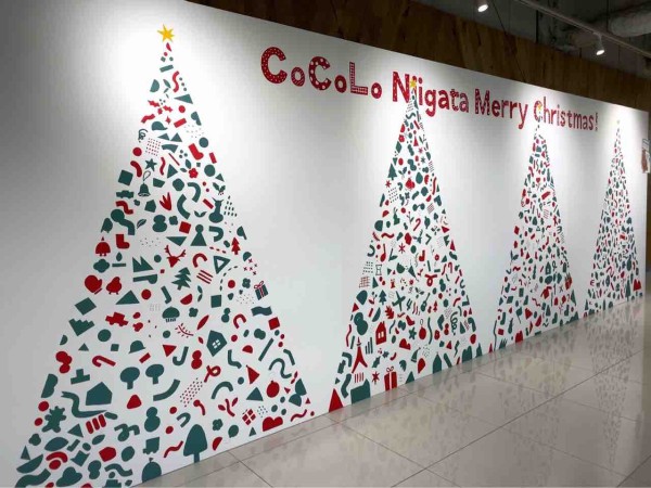 期間限定！フォトスポット🎄 デイサービスセンターさとやまです🤗 デイサービスの各曜日の利用者さんが11月から作成していたクリスマスリースが完成しました🎄バラも手作りでかなりクオリティの高い仕上がりです👏 せっかくの大作なので施設の玄関に飾りました♪ デイの