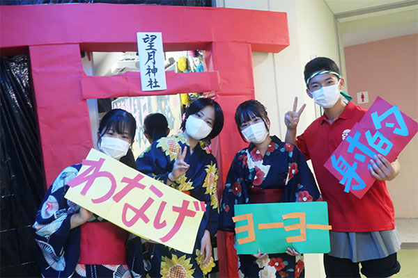 「須﨑のサカナ文化祭」ただいま準備中, 市制70周年を祝う一大イベント「須﨑のサカナ文化祭」の, 準備風景をお届け🙌,須﨑縁日商店街には紅白の提灯を飾り付け🏮🏮🏮, そして、 土佐龍@tosaryu_wood さんにもご協力いただき、,・庖丁式で使用するまな板, ・絵師・柳太郎展の展示資材, ・グッズ関係などなど , を制作中。こちらもいよいよ大詰めです💦, まもなく、,