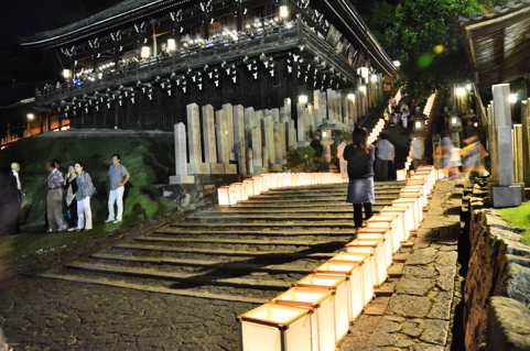 9 17十七夜・盆踊りのお知らせ毎月17日は観音様の縁日で、特に9 17 旧歴の8 17 は「十七夜 じゅうしちや 」と呼ばれ、二月堂 では毎年9 17に堂内に万灯明を灯し本堂周辺にも万灯籠を配置して「十七夜」の法要をお勤めしています。 二月堂下の広場で河内音頭・江州