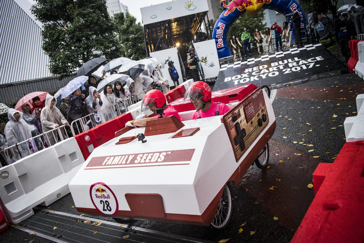 個性的な自作カートで壊れても爆速で坂道を走り抜ける「レッドブル・ボックスカート・レース」をイギリス・ロンドンで見てきたよレポート - ライブドアニュース