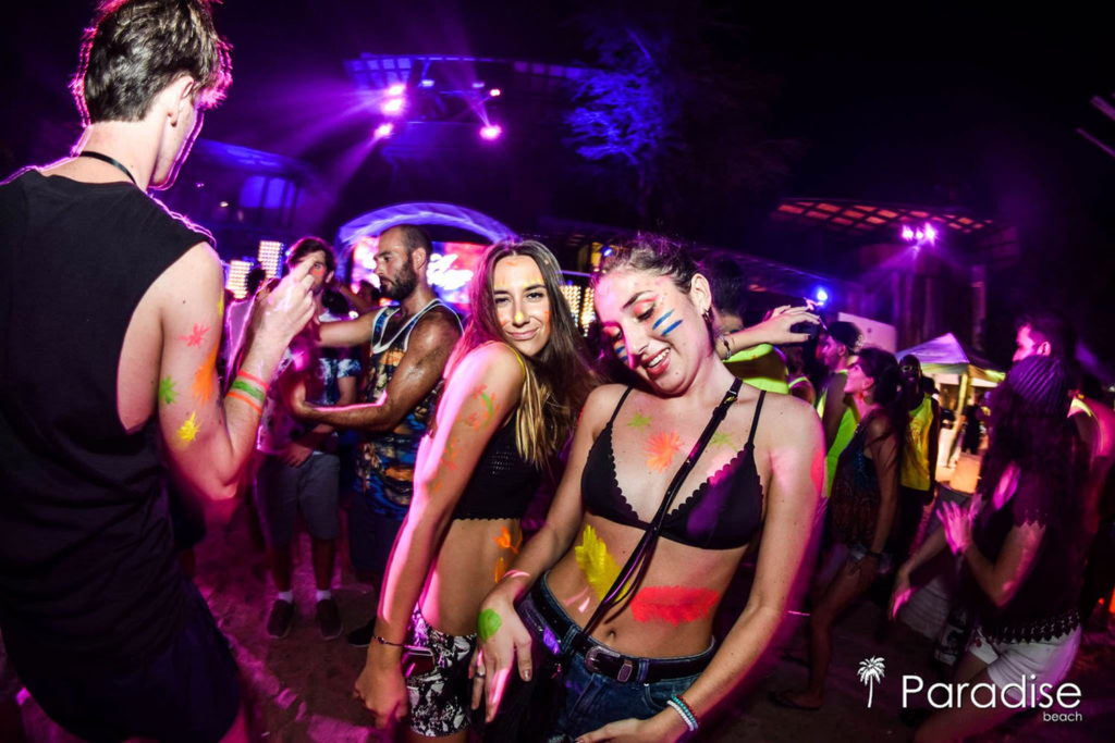 世界3大パーティーがすごかった 🇹🇭, 島全体がクラブのようなお祭り騒ぎ！,タイのパンガン島では毎月満月の日にだけ開催されるフルムーンパーティーがある！, 行ったときには火の縄跳びにはチャレンジして！, 是非行ってみて！,Thank you, @tobitate_travel @nosuke_vanlife @lisaprincess0531 @r_ena.p@okita1208