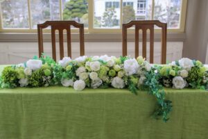 結婚式の装花の相場はいくら？メインテーブルやゲストテーブルの装花の相場も解説！チームウェディング -専属のウェディングアドバイザー探し