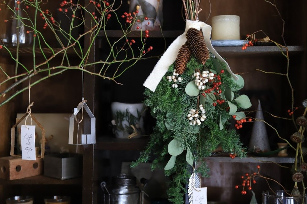 意外と簡単に作れちゃう♪ スワッグで素敵なクリスマスアレンジを。🍀GreenSnap グリーンスナップ