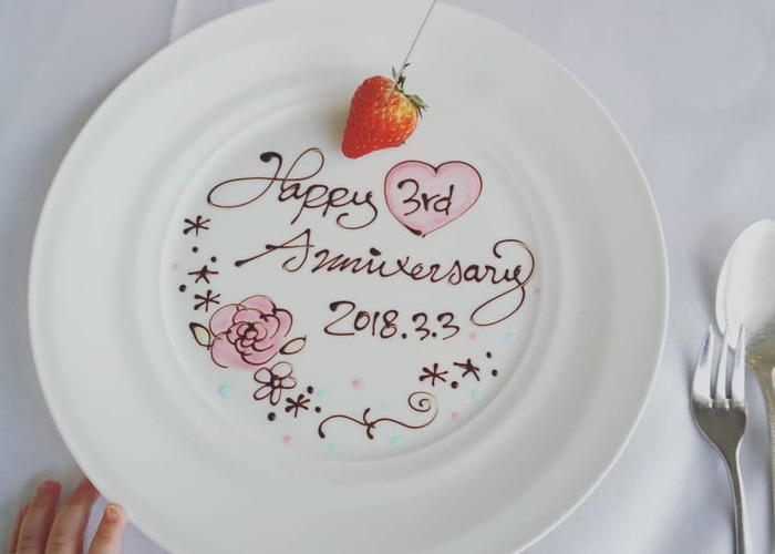 黒いチョコプレートに 白い文字で描くと グッとかっこよくなります。 書き慣れたオリジナルの書体もi の上の点を ハートにして少し柔らかい雰囲気に。オリジナルパイピングチョコペンチョコペンアートチョコペンプレートカリグラフィーメッセージ