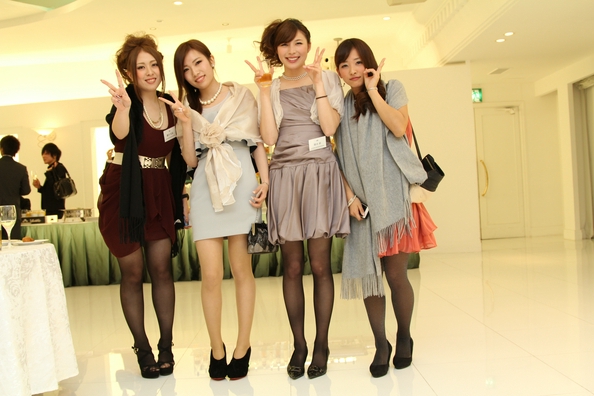 成人式二次会のドレス選びで押さえるべきマナーと注意点PourVousブログパーティードレス専門店