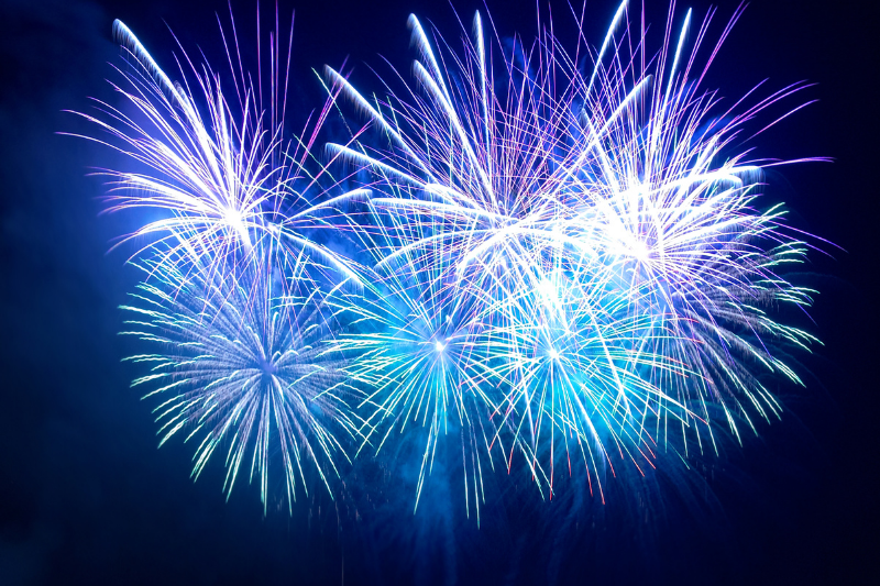 ふくしま花火大会 福島市7月26日 土 、第47回を迎える「ふくしま花火大会」が開催されます。 阿武隈川と松川の合流点から、約8000発もの花火が打ち上げられ、夏の夜空を鮮やかに彩ります。音楽と連動するスターマインやメッセージ花火などの多彩な演出や大迫力の