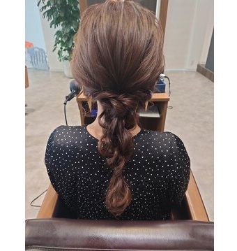 ミディアムヘアの方におすすめな編みおろしヘアセット さりげない金箔も可愛いです♡ 結婚式にもおすす西山 紗耶香透明感カラー ボブ méku所属 のヘアカタログ 20241002105025 ミニモ