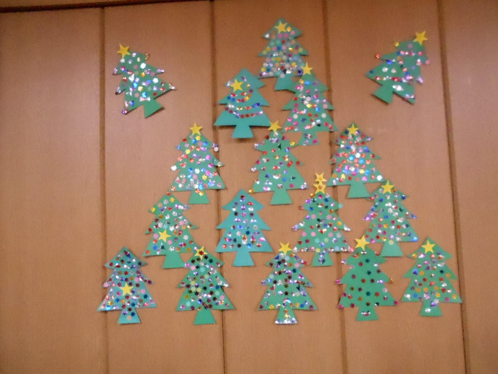 季節のかわいい飾り付け用紙工作-手作り卓上ミニクリスマスツリー図工人