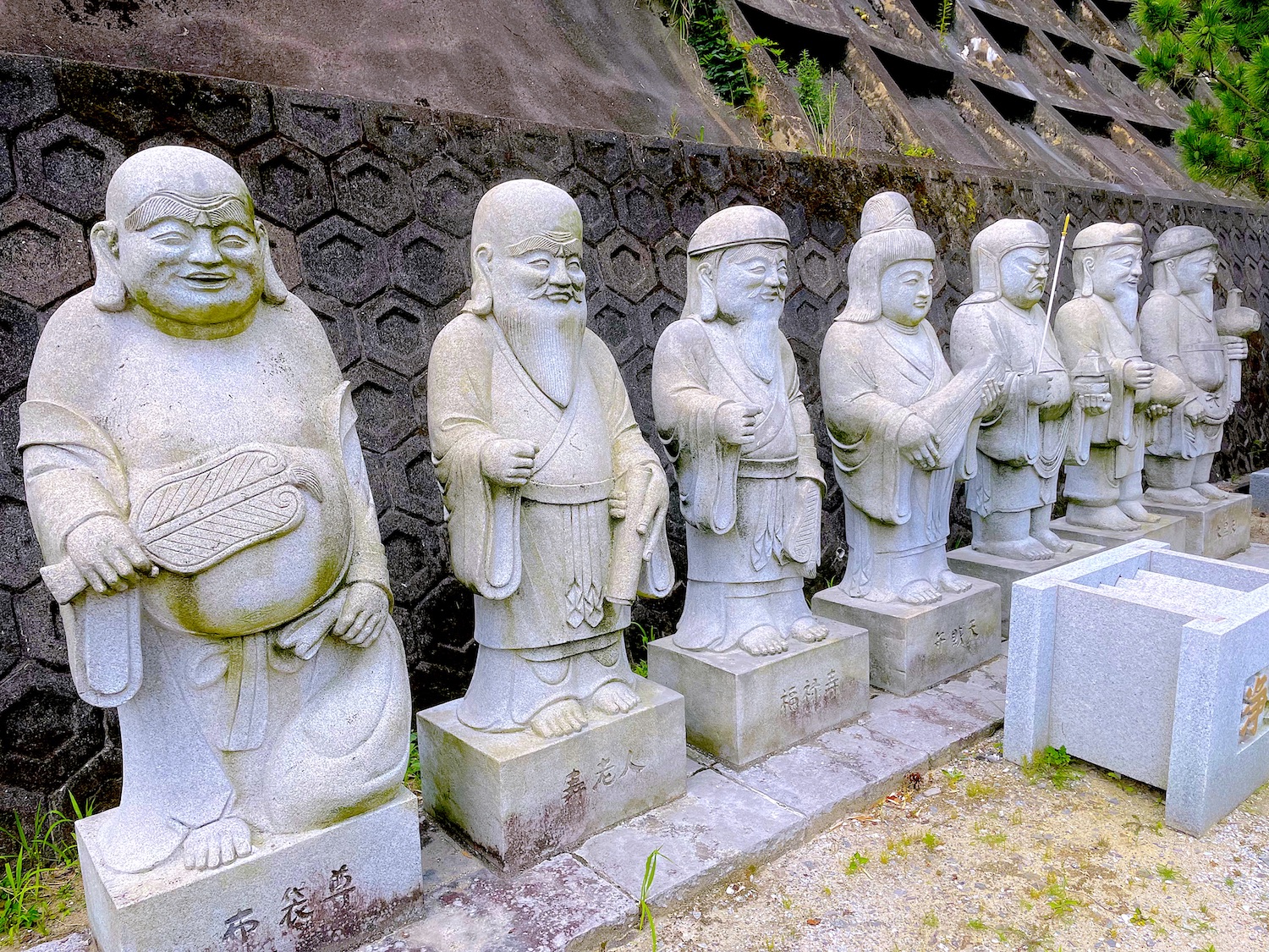 Amazon.co.jp: 七福神 置物 布袋 陶器製 布袋様 風水 高さ25.5cm×巾24.5cm×奥行18cm: ホーム＆キッチン