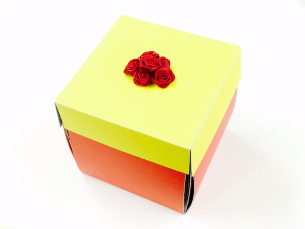 誕生日プレゼントに サプライズボックス つくりました。 お菓子たくさん いれたから 喜んでくれるといいな☺️ つくり方は 検索すると出てくる簡単なやつ ダイソーで買ってきた 蓋つきの箱 大中→4ヶ所切り込み入れる 小→そのまま そこに 両面テープで お菓子を貼り付け