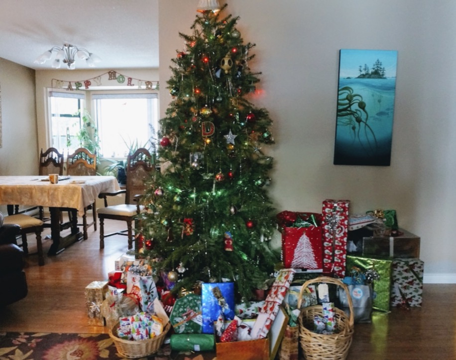 クリスマスツリーの下にプレゼント付きの美しい休日の装飾された部屋 — ストック写真 © victoreus130934092