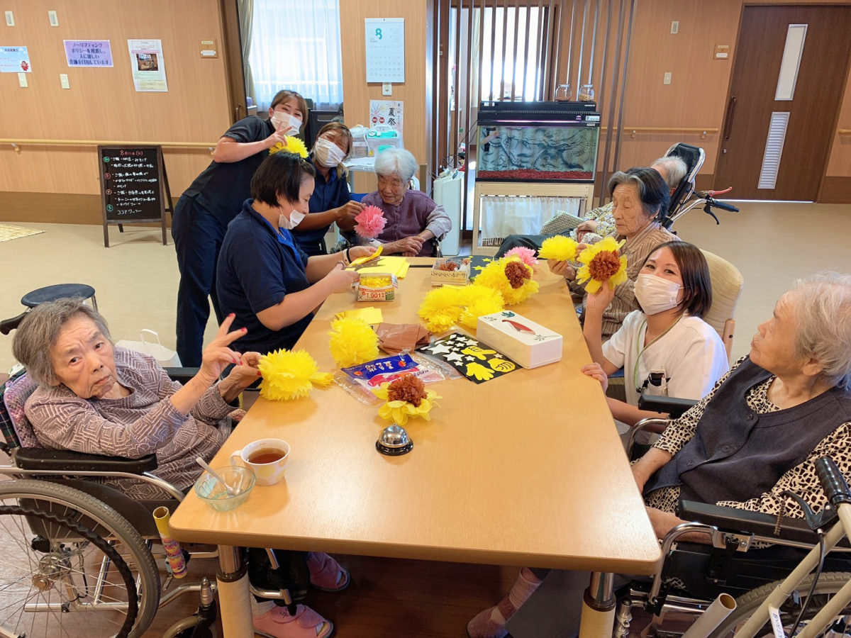ひまわりの作品で夏仕様！うがた苑で夏祭りの飾りを制作しました！ - 社会福祉法人 恒心福祉会