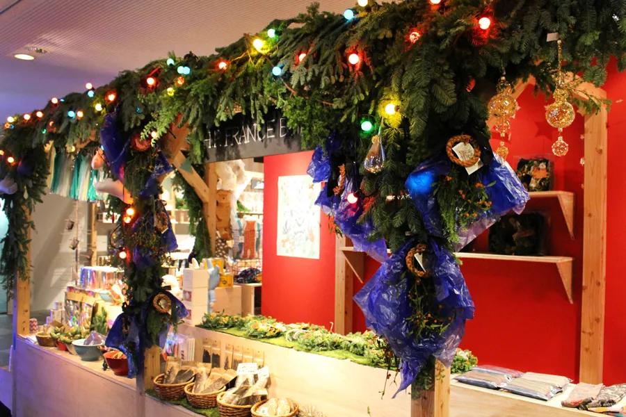 明治神宮外苑で「東京クリスマスマーケット2025」巨大クリスマスピラミッドが登場 - ファッションプレス