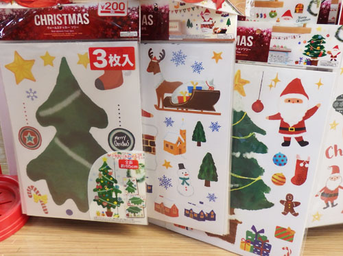 ダイソークリスマス飾り付けグッズ2020🎄☃️壁にデコレーションしてみた❗ * * ダイソークリスマス飾り付けグッズ * ガーランドや ウォールステッカー💖 * 可愛いの沢山あるよ😃 * 飾りのカラーを統一するとまとまるって * 今さら気づいたよ😅💦 * *詳しくはブログで紹介