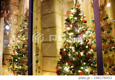 ショーウィンドウに並ぶクリスマスツリーとプレゼントの無料のAI画像素材 - ID.83180フリー素材 ぱくたそ
