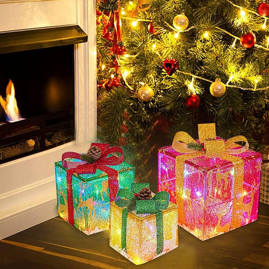 クリスマスツリーの下に置かれたプレゼントボックス 10132106578 の写真・イラスト素材アマナイメージズ