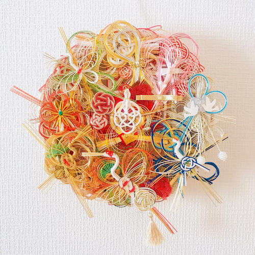 𝐷𝐼𝑌 -水引リース- . 結婚式のご祝儀袋の水引をリースにしてみました🪄 . 作り方と材料は画像の通り 初めてこんなに文字入れした👀全部ダイソーで購入できます セリアに行ったらグルースティックはあったけど グルーガンは廃盤で売ってませんでした⚠︎ . ポイント