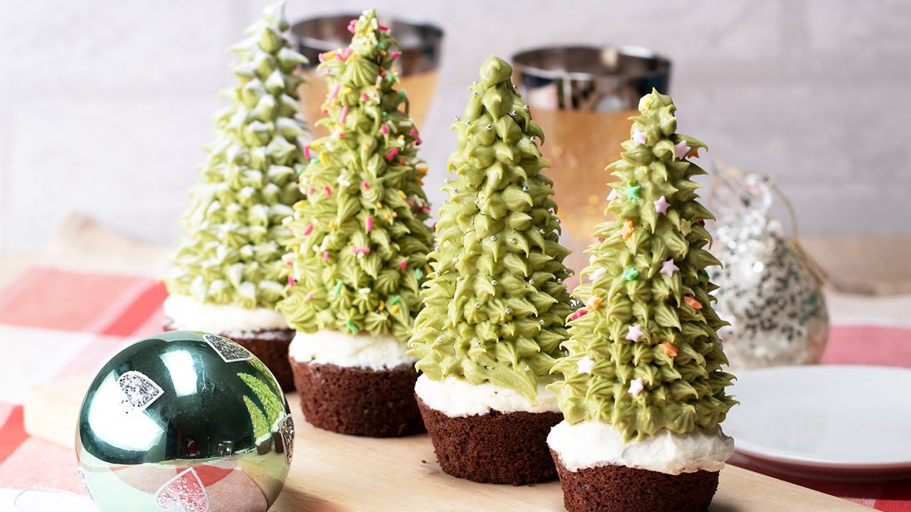 🎄お菓子ツリー . 作り方たくさんお問い合わせいただいたので、また作りました🤩 厚紙を円錐形にしてテープで止めるキラキラしたモールをテープで数カ所貼るお菓子をグルーガンで貼っていく。子供には両面テープで貼ってもらいました🙌 割り箸か