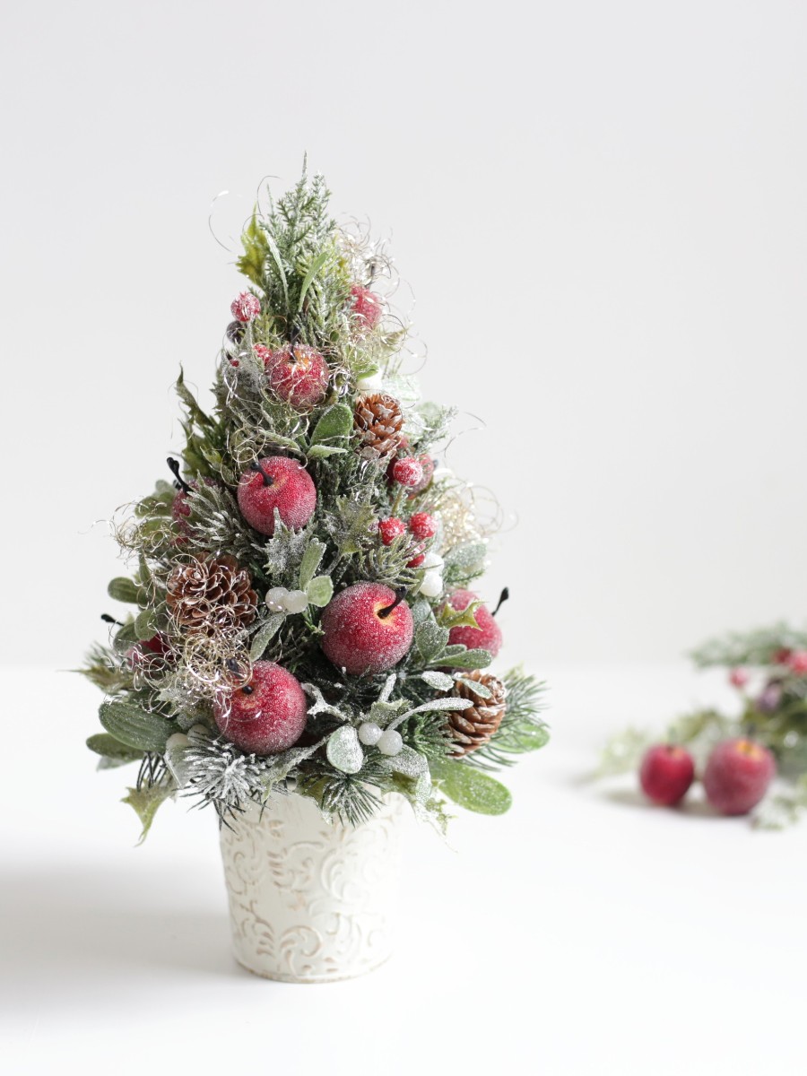 クリスマスに飾られた部屋で、ヤドリギの下でキスをする幸せな夫婦写真素材2080848832Shutterstock