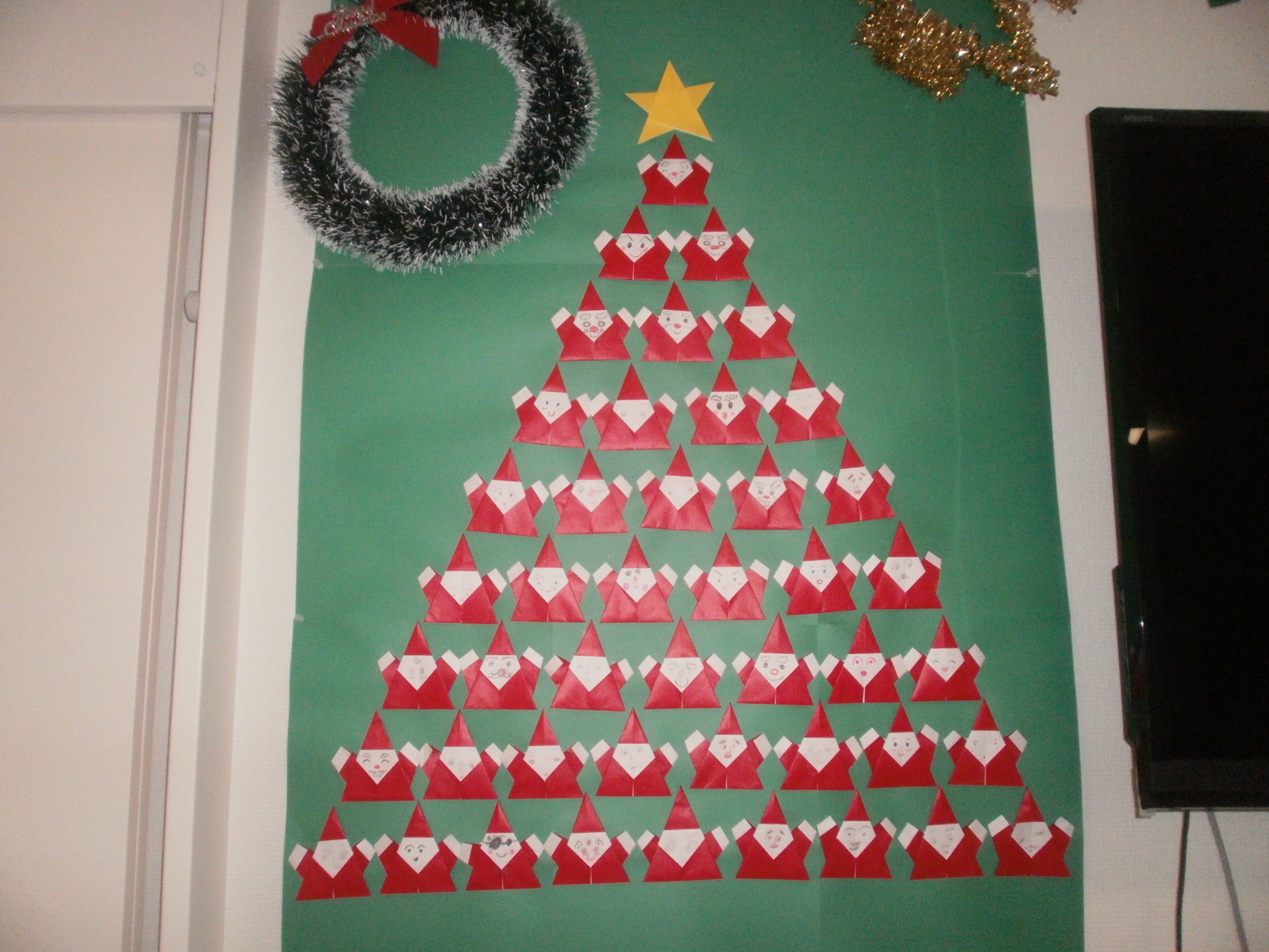 高齢者と一緒に作る冬の「雪の結晶」の壁面飾り 12月・1月・2月 型紙付き認知症ケアの現場から 14 明日の介護をもっと楽しく介護のみらいラボ 公式