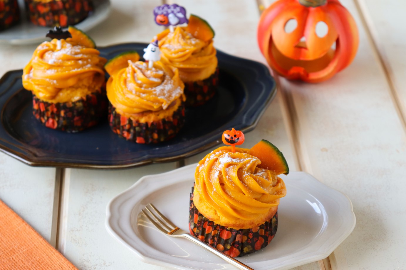 ☆ハロウィンの給食☆ ・ハロウィンカレー ・おばけかぼちゃゼリー ☆ハロウィンのおやつ☆ ・やんやんつけ棒 ・おばけマフィン ・大学芋◎ゼリーはみかん缶をかぼちゃに見立てました。 おやつはバイキング形式でした。カレーの食べすぎで、おやつがなかなか入らなかった
