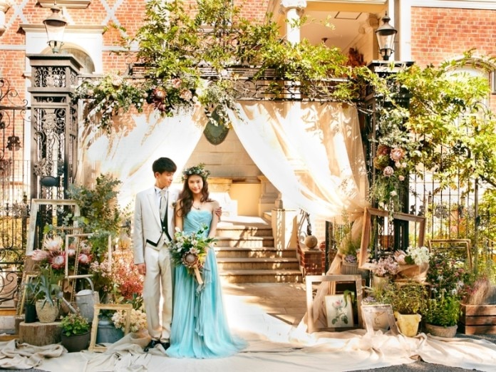 エレガントな男のアフリカ系アメリカ人の新郎が結婚式の日に屋外白ドレスの美しい花嫁金髪女を見てください。の写真素材・画像素材 Image 64986785