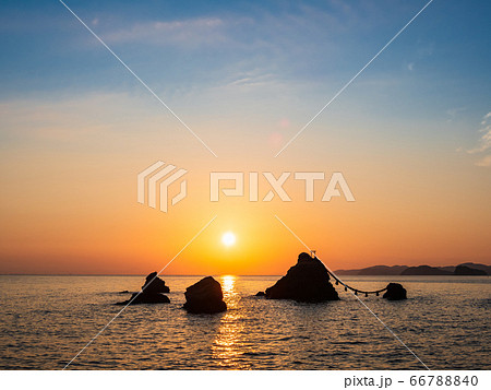 初日の出の名所 豊後二見ヶ浦の夫婦岩 大しめ縄の張り替え作業 元日は花火打ち上げ予定 大分 2024年12月8日掲載 日テレNEWS NNN