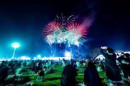 水面を真っ赤に染める光を放つ花火 – フリー 無料 写真素材 ダウンロード blue-green