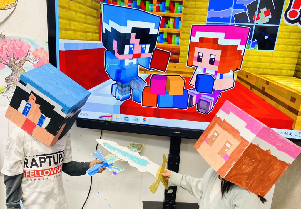 ＣＢペン立てダンボール工作キット ハロウィンズ🎃パンプキン型 厚さ5㎜のダンボールを接着して積み上げるペン立て工作キット。パンプキンの中抜きパーツもいろんな工作に使えます。 ダンボールの断面 カット面 模様が美しく、とてもかわいいペン立てです。 サイズ:幅116